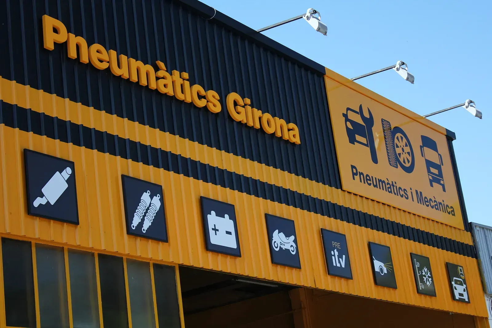 Un edifici groc i negre que diu pneumàtica girona