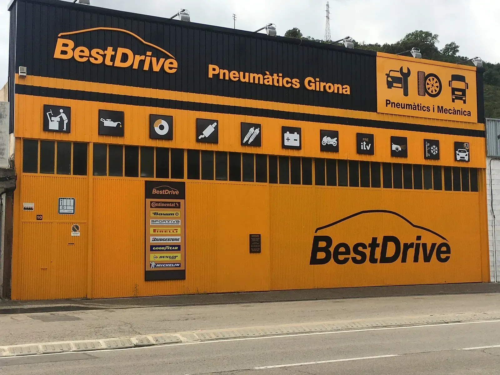 Un edifici groc i negre que diu 