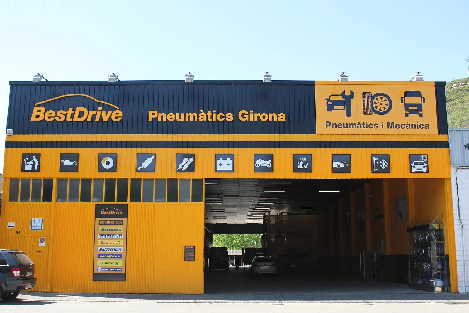 Un edifici groc que diu que és millor conduir-hi