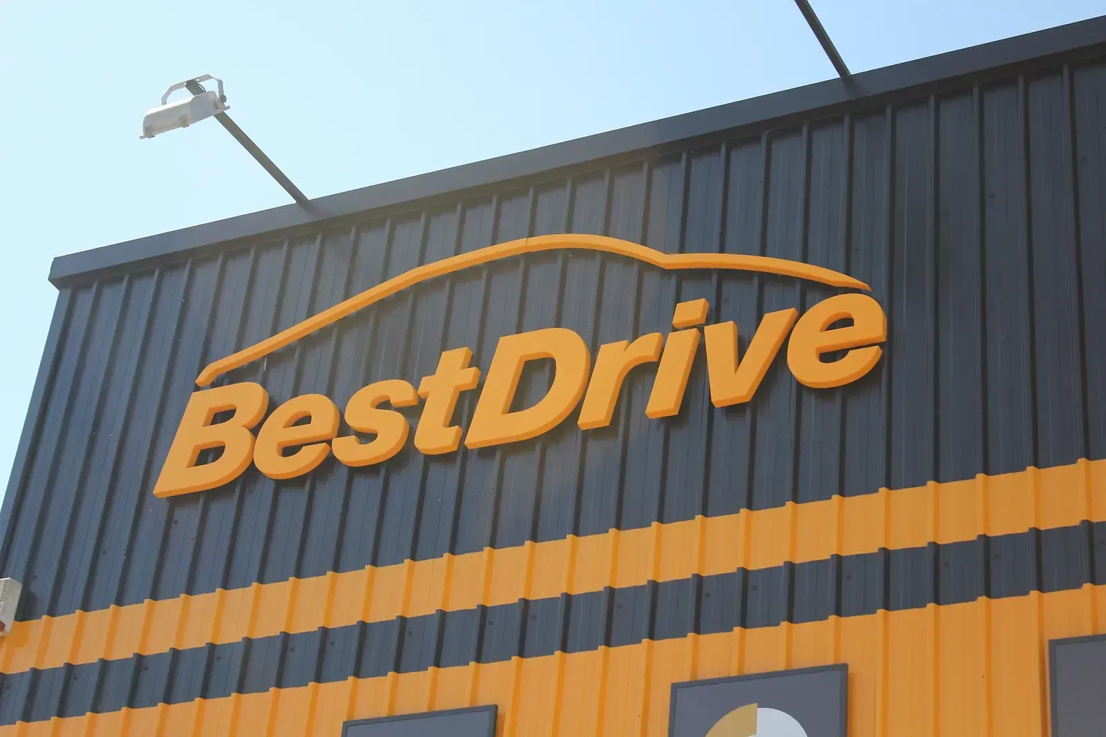 Un edifici amb la paraula 