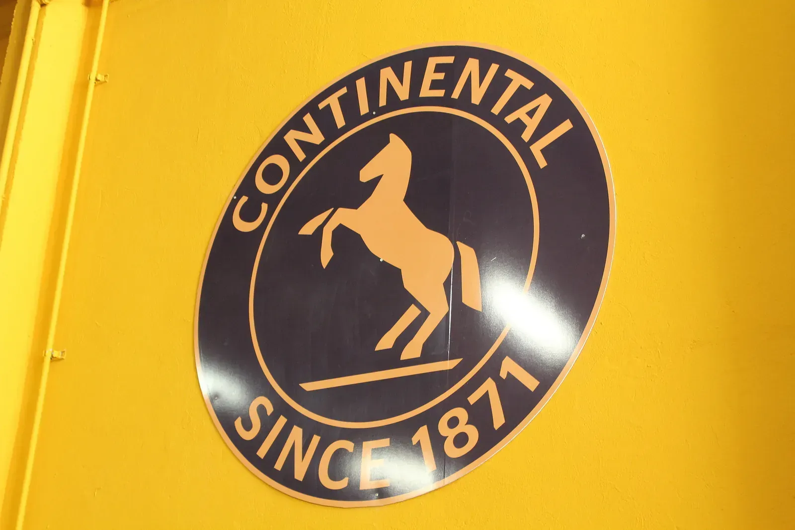 Un rètol que diu continental des del 1871