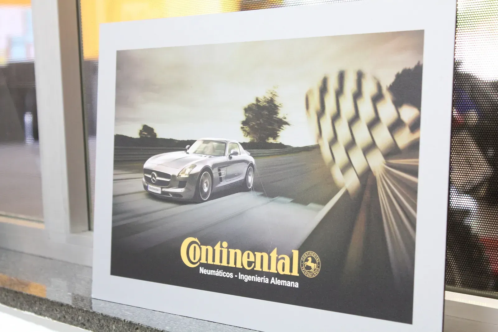 Una imatge d'un cotxe continental a la carretera