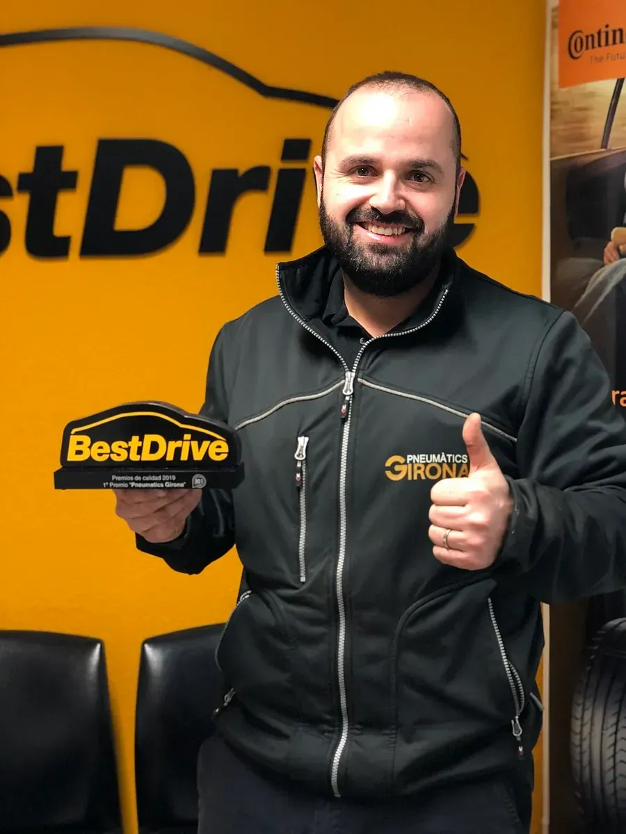 Un home sosté un cartell que diu 