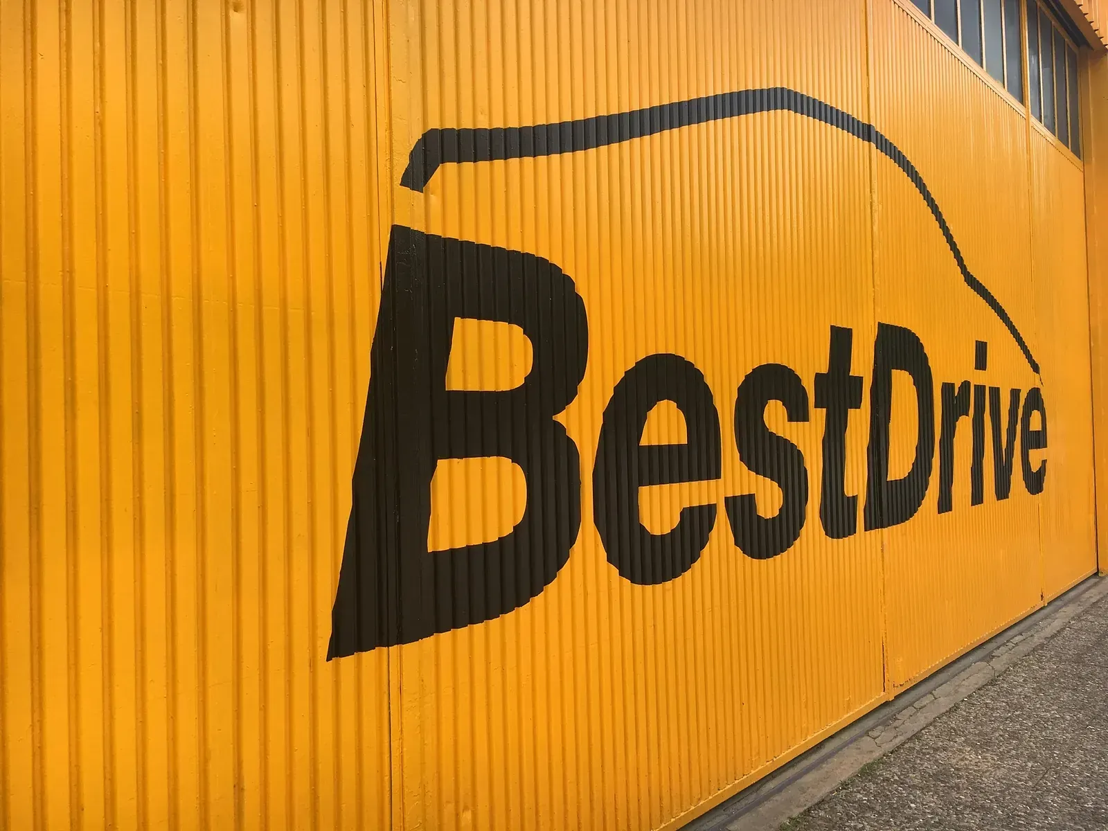 Una paret groga amb la paraula 