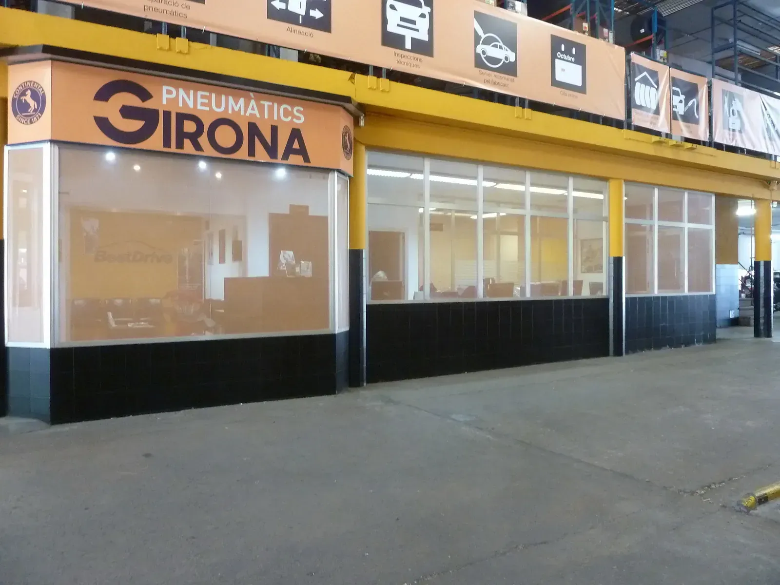 Un edifici amb un rètol que diu pneumàtica girona