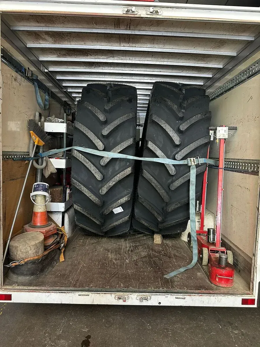 Dos pneumàtics grans estan lligats a la part posterior d'un remolc.