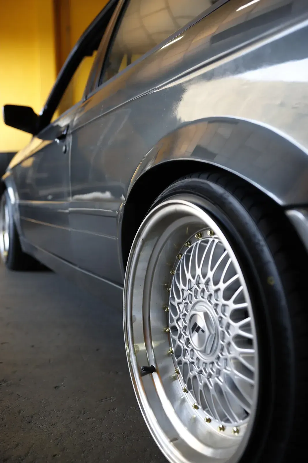 Un primer pla de la roda i el pneumàtic d'un cotxe