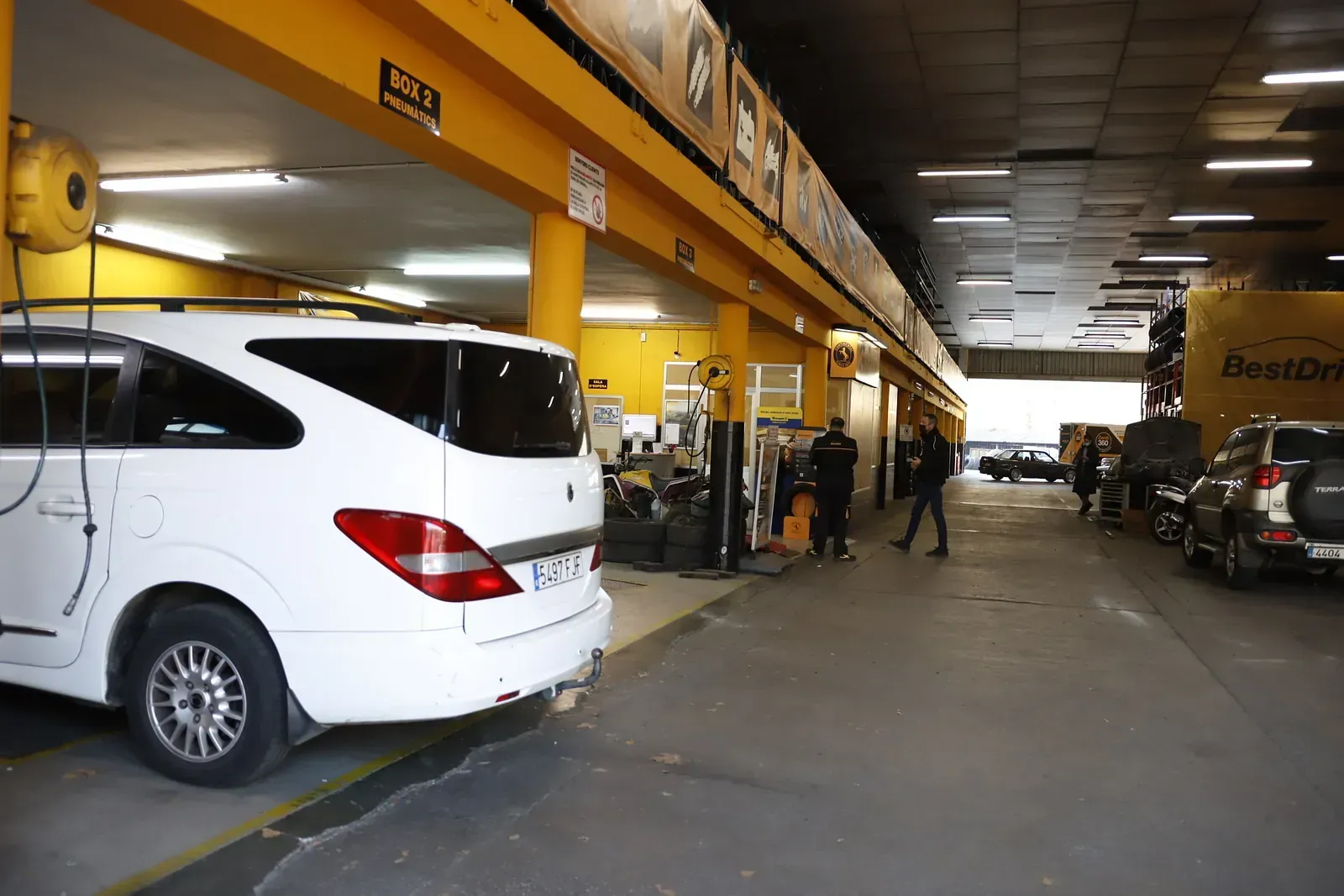 Una furgoneta blanca està aparcada en un aparcament.