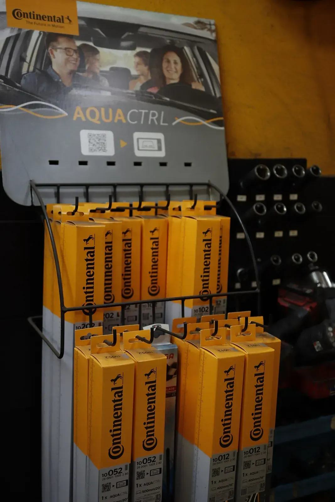 Una exposició d'escombretes eixugaparabrises continentals en un prestatge