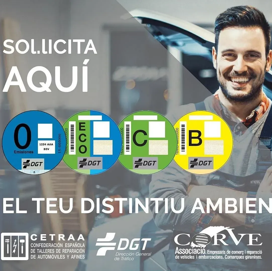 Un home somriu davant d'un cotxe amb adhesius