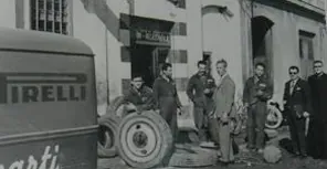 Un grup d'homes està dret davant d'un edifici.