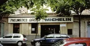 Un edifici amb un rètol que diu Michelin
