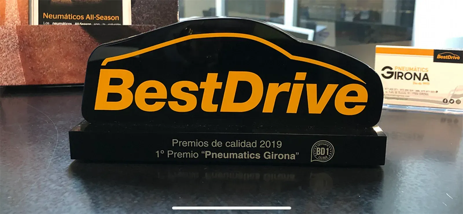 Un trofeu de millor conducció està assegut sobre una taula