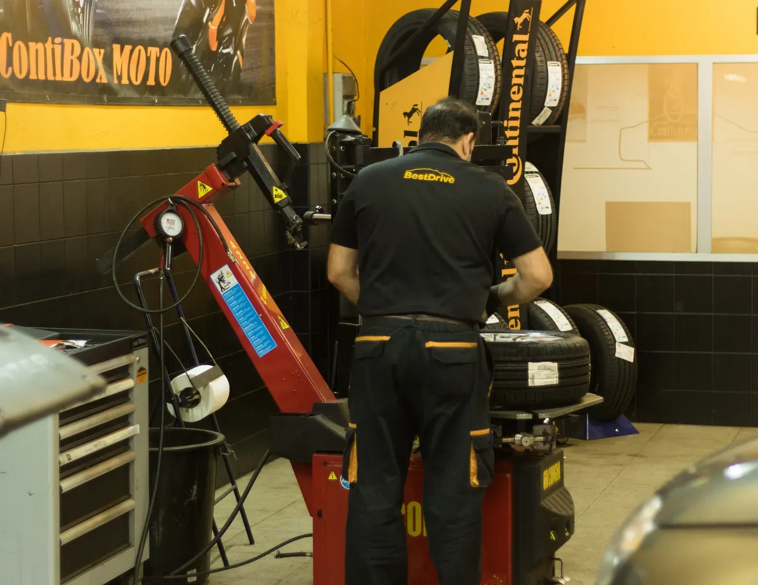 Un home està treballant en una màquina que diu 