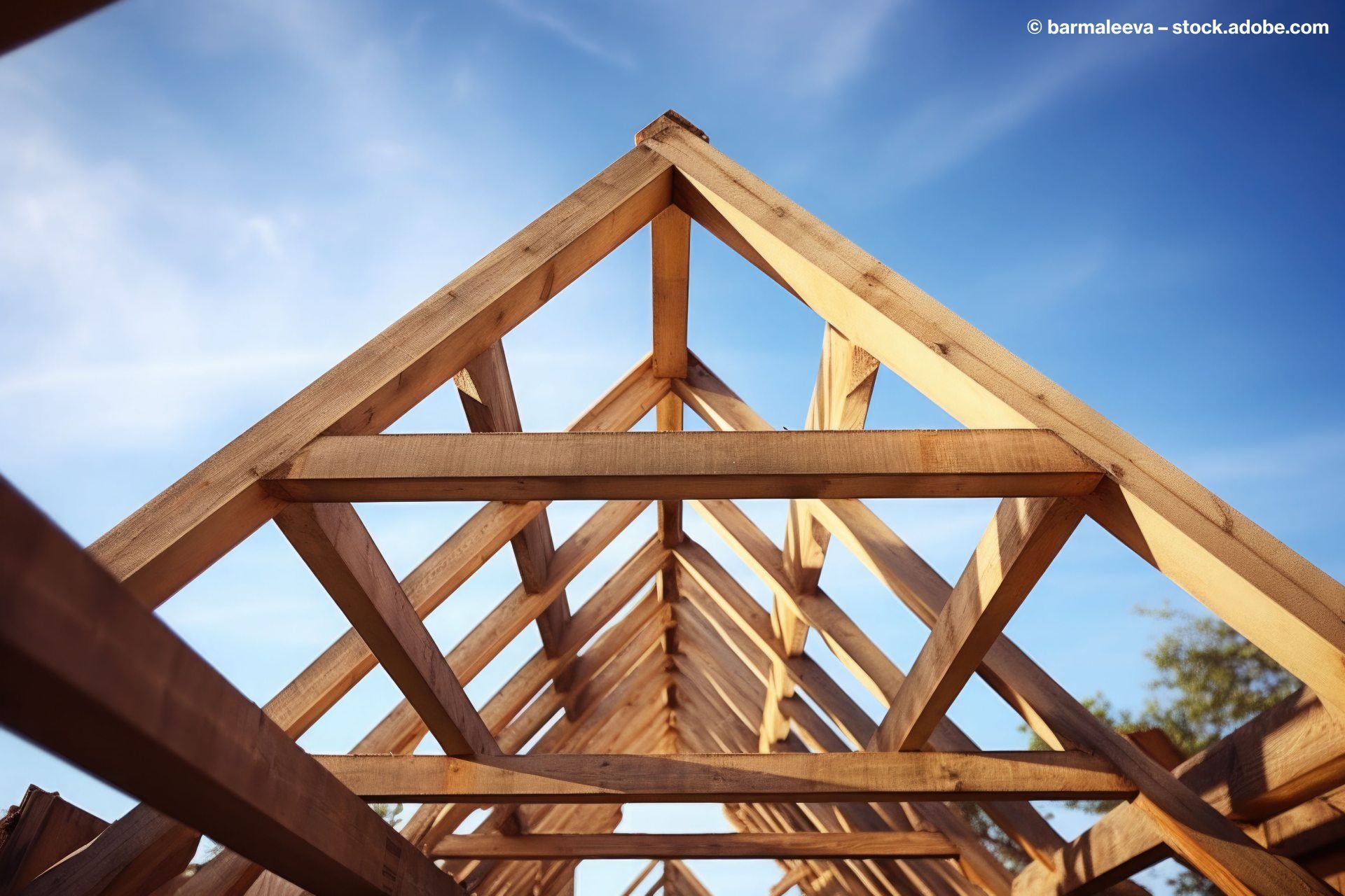 Grundgerüst eines Hauses aus Holz, Fokus Dachstuhl