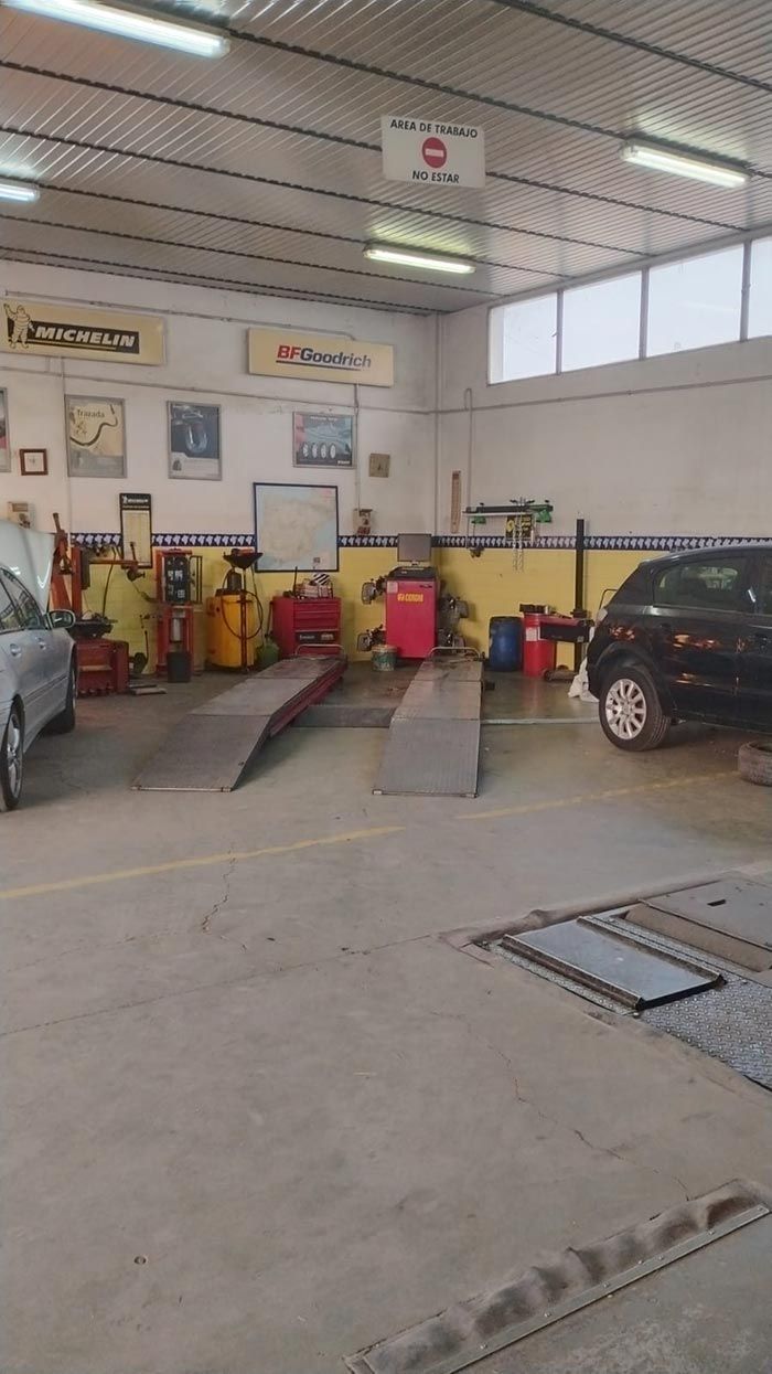 Un coche está aparcado en un garaje en un garaje.