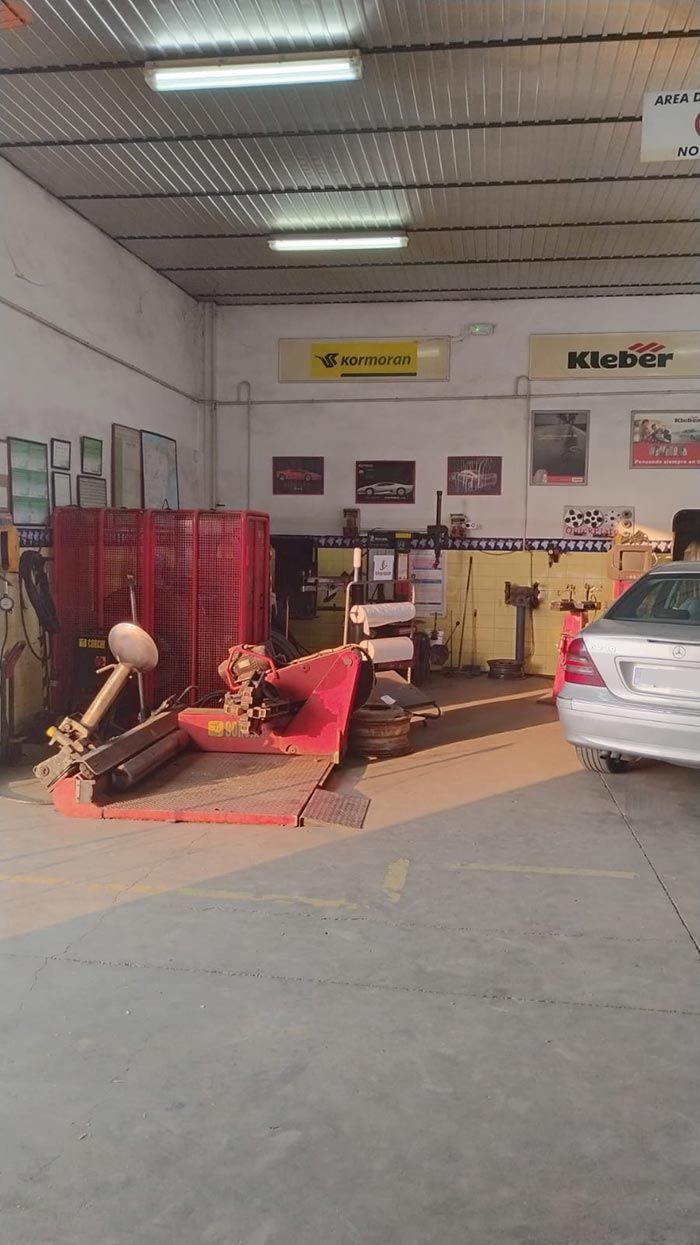 Un coche blanco está aparcado en un garaje.