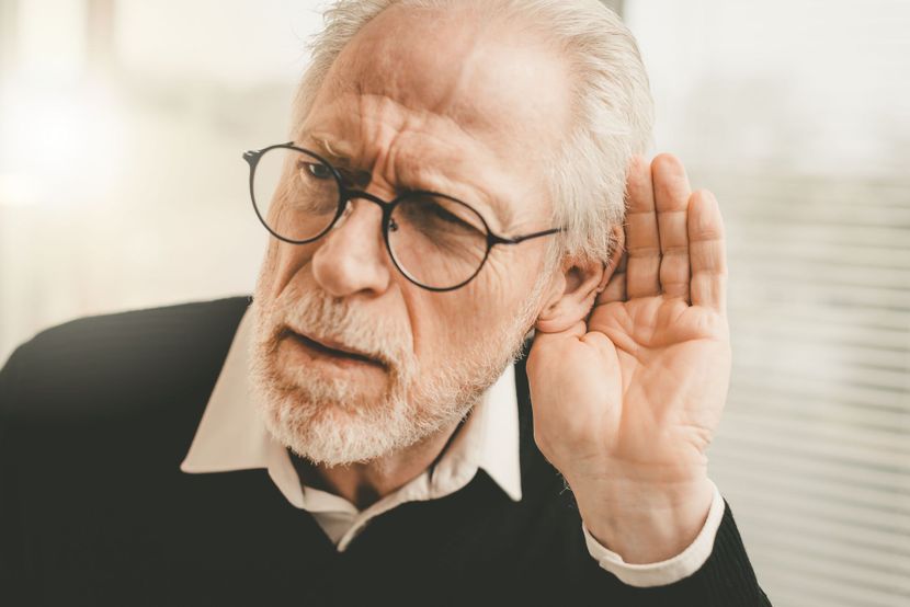 Audioprothésiste qui montre une solution auditive à une cliente