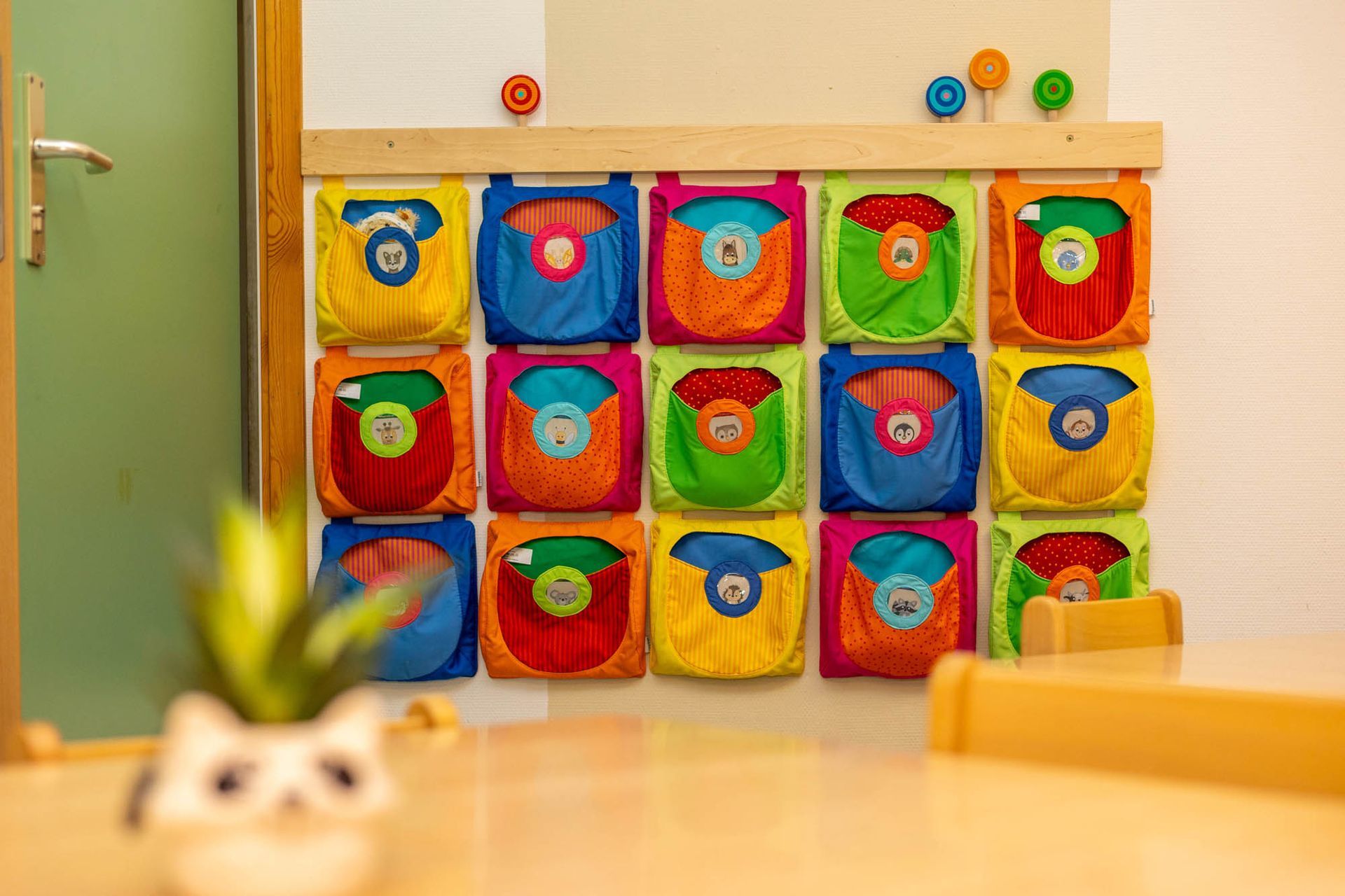 Eine Wand, an der ein Haufen bunter Taschen hängt.