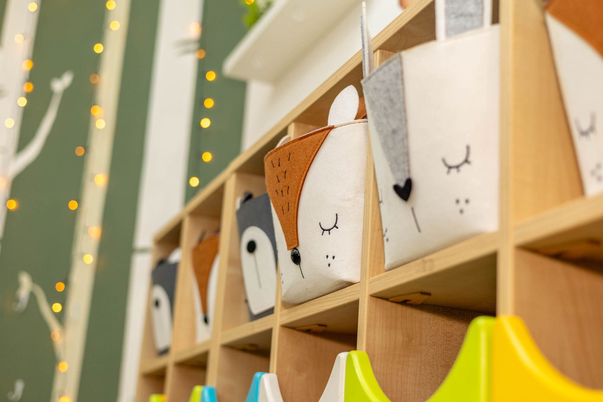 Ein Regal mit einem Haufen Stofftiere darauf.