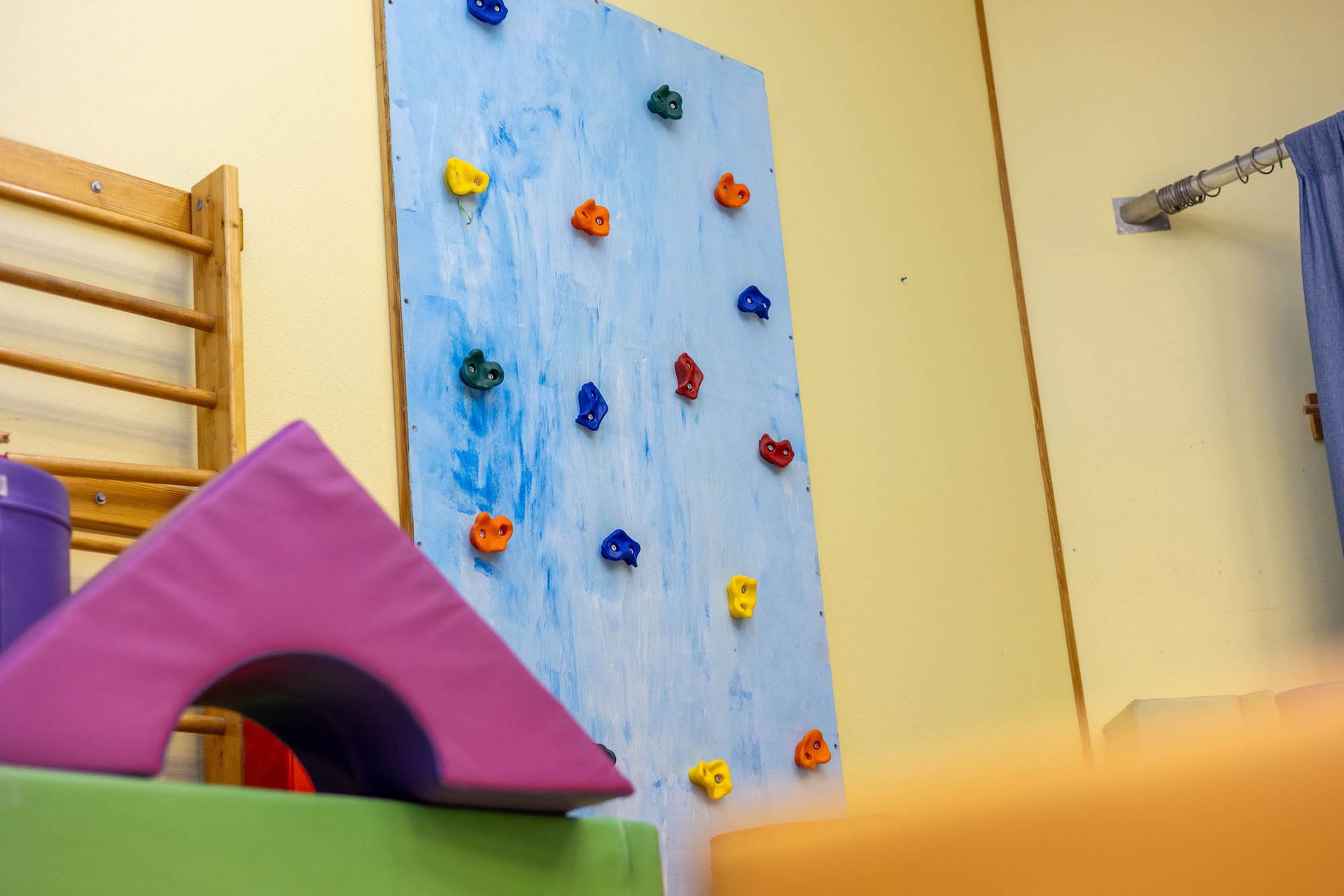 Eine Kletterwand hängt an einer Wand in einem Raum