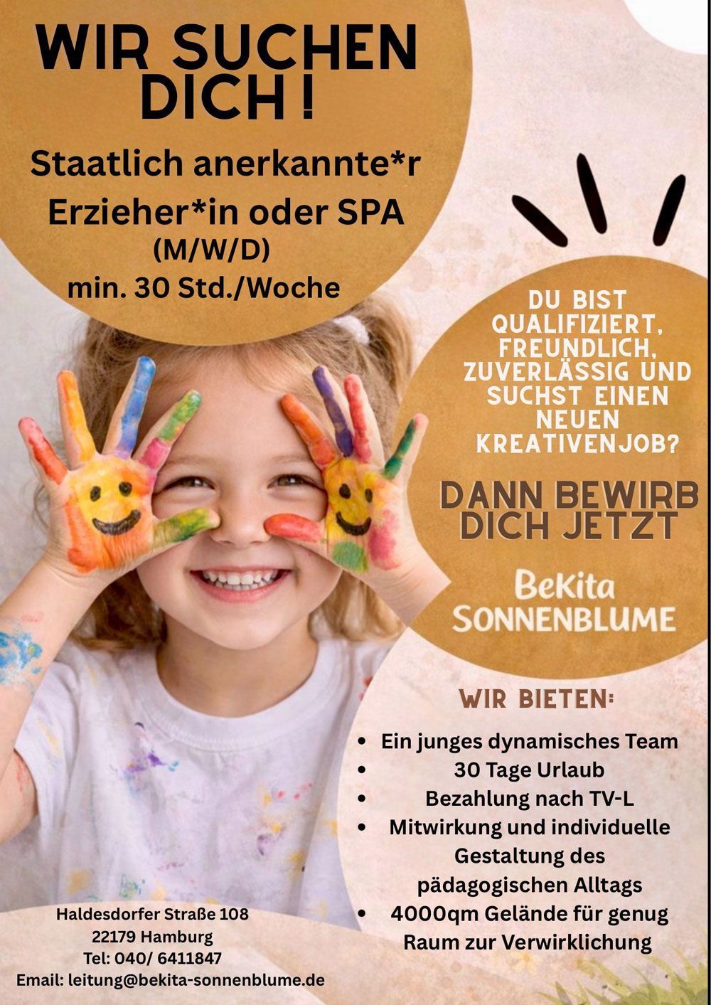 Stellenausschreibung: Kind mit bemalten Händen, Text für Erzieher/SPA, Stellenbeschreibung und das Logo von 