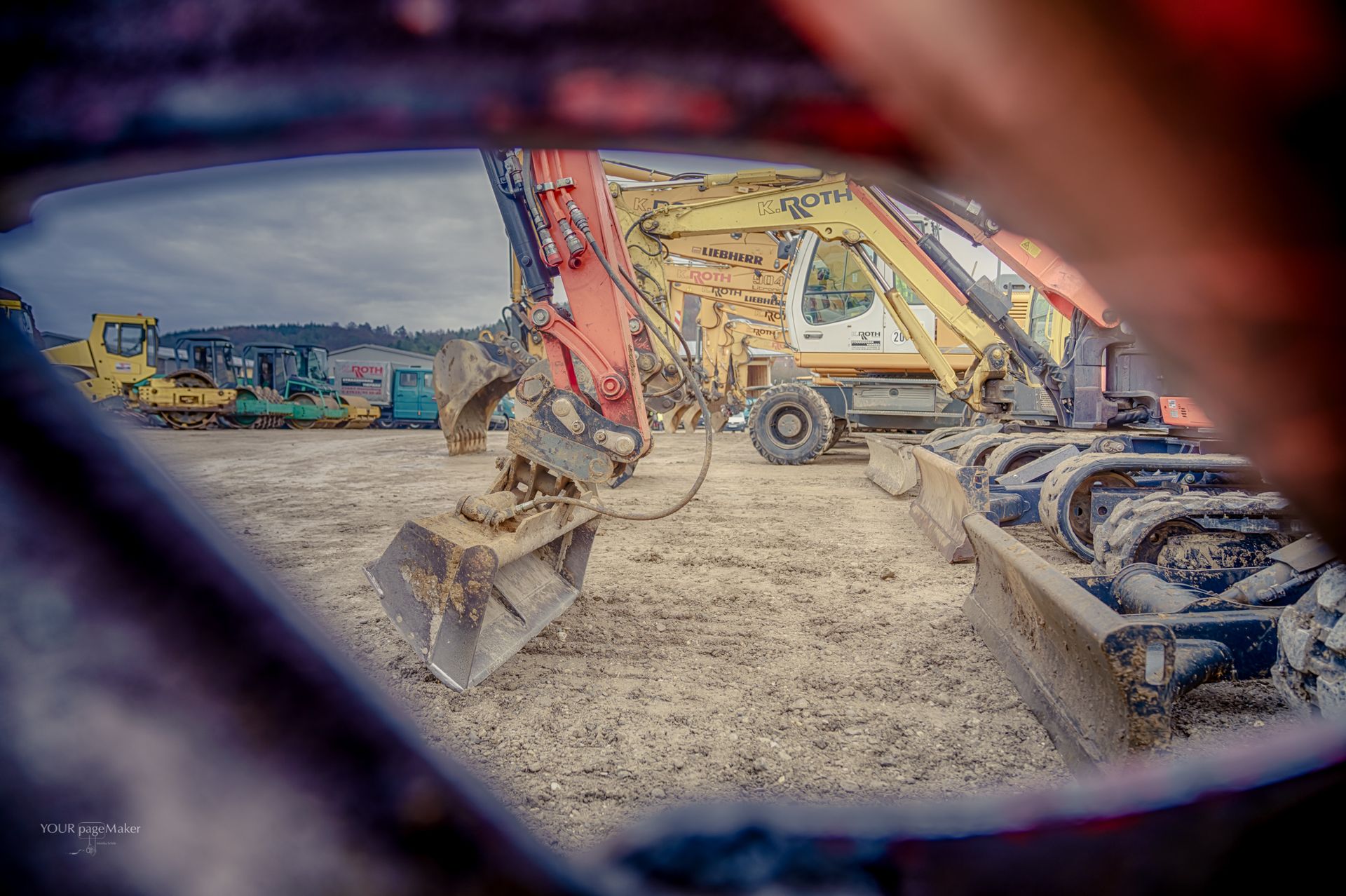 Eine Person schaut auf einer Baustelle durch einen Rückspiegel.
