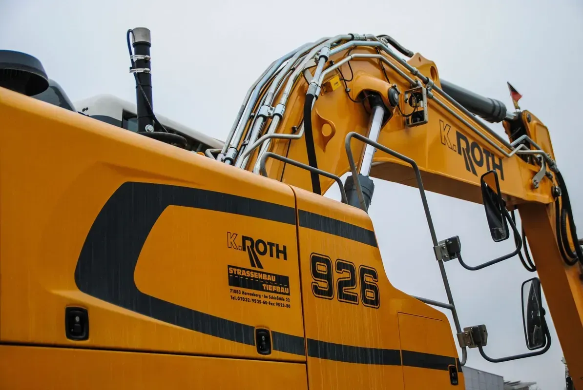 Ein gelber Traktor mit der Nummer 926 darauf.