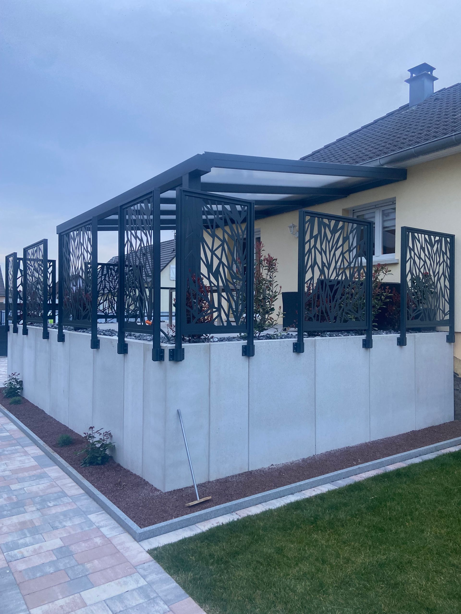 Une pergola avec des palissades.