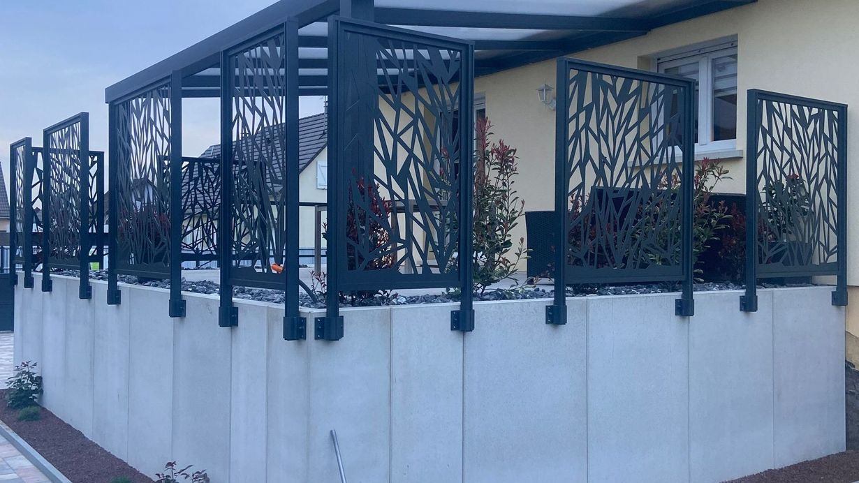 Une pergola grise.