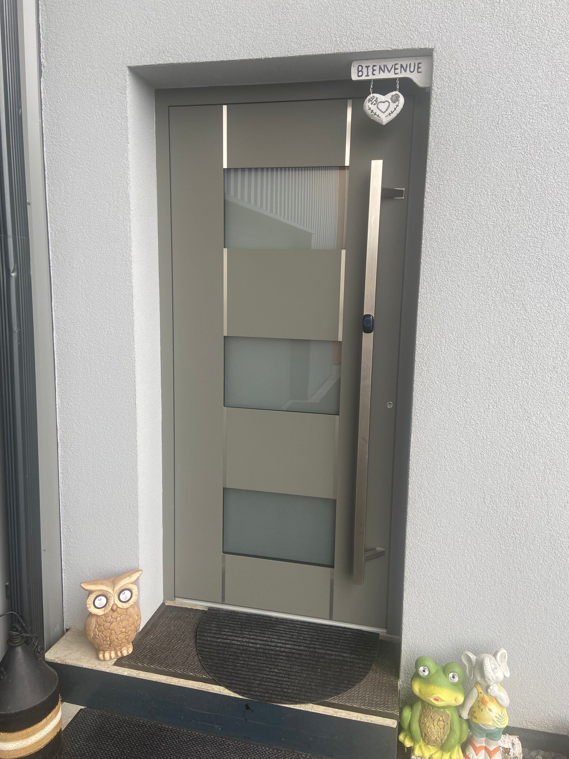 Une porte d'entrée beige.