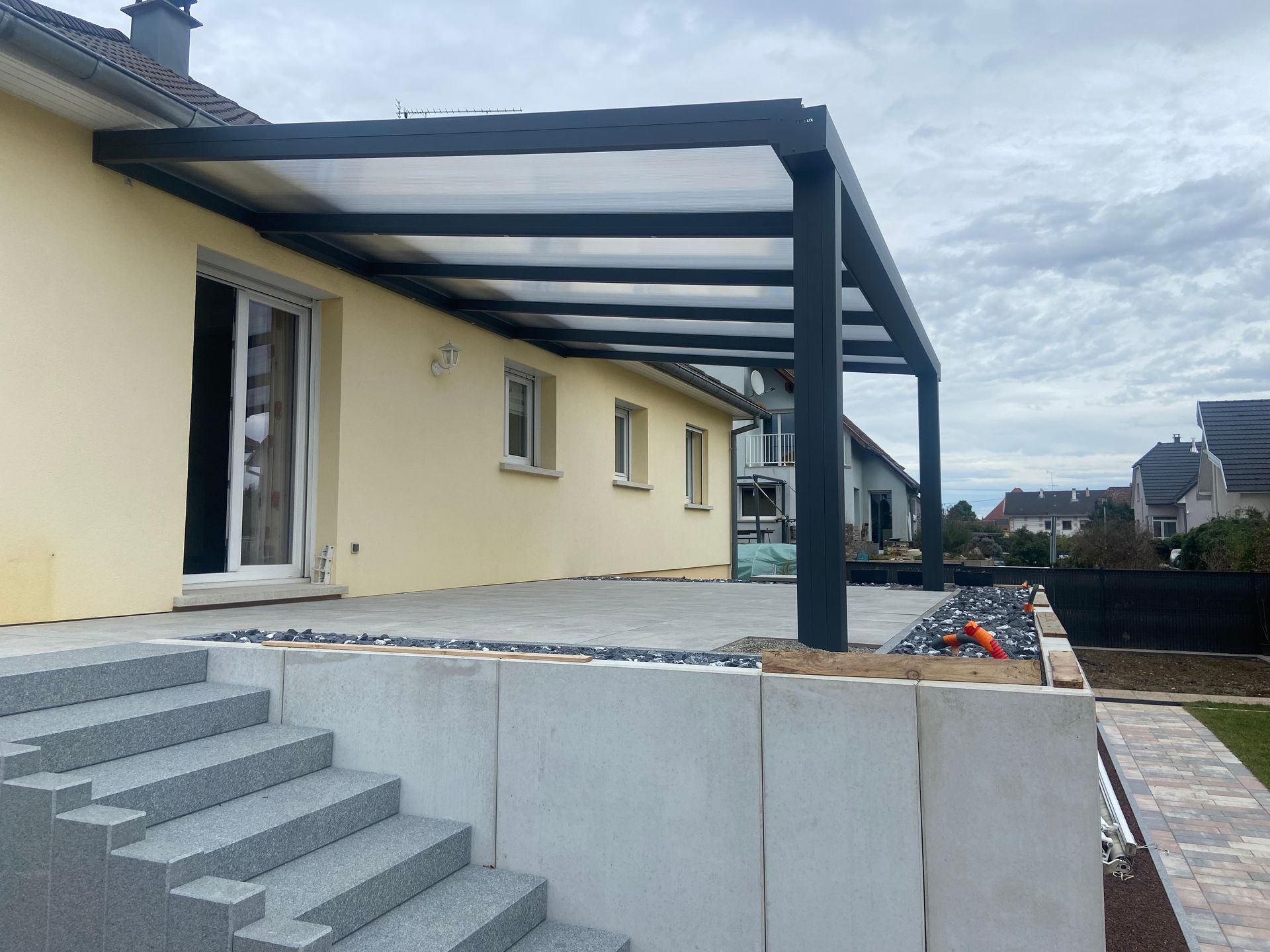 Une pergola en construction.