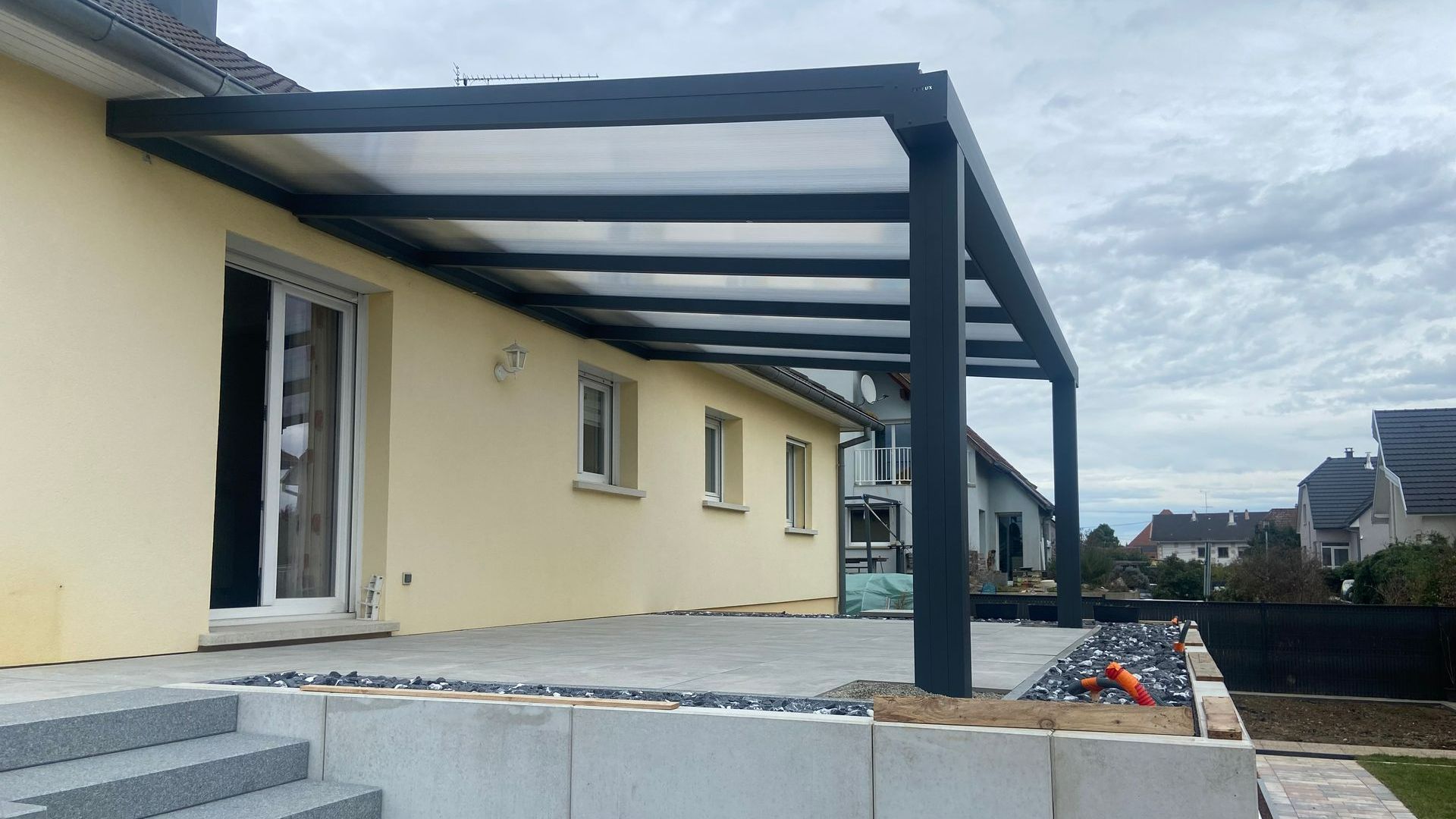 Une pergola en chantier.