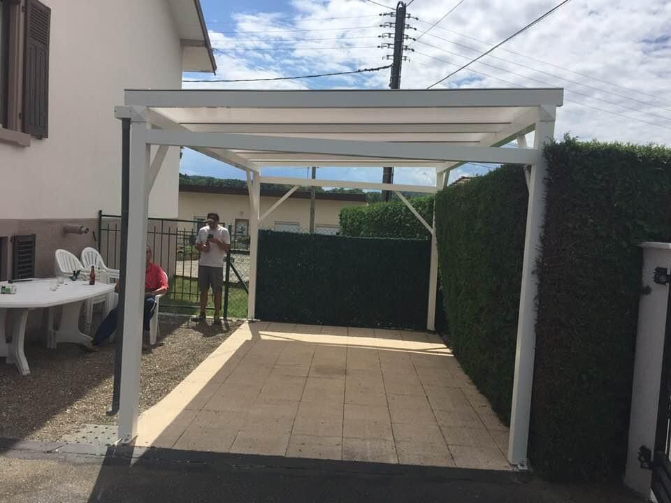 Une pergola blanche.