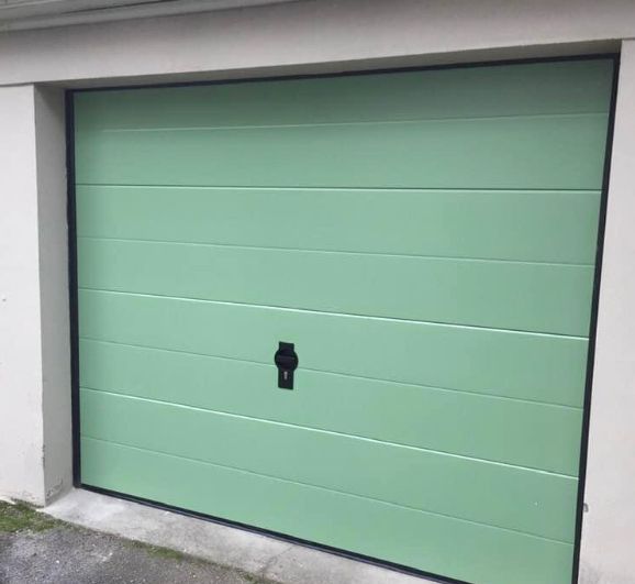 Une porte de garage verte.