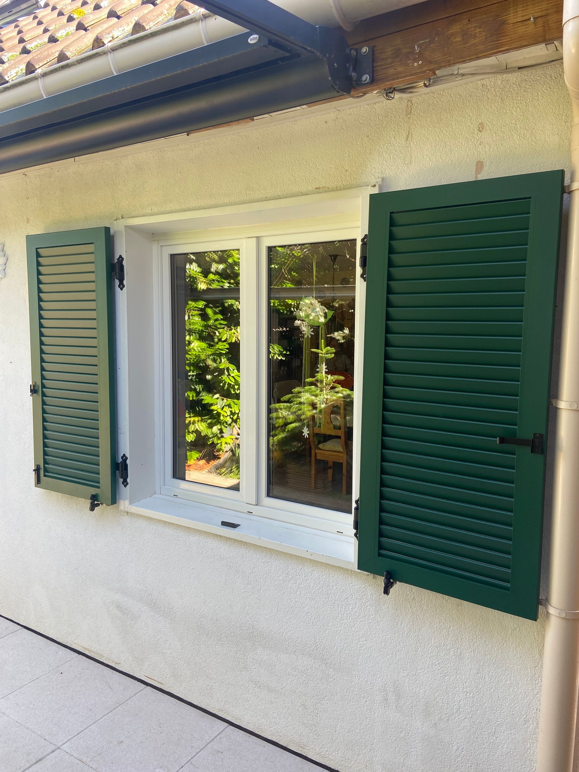 Une fenêtres et des volets.