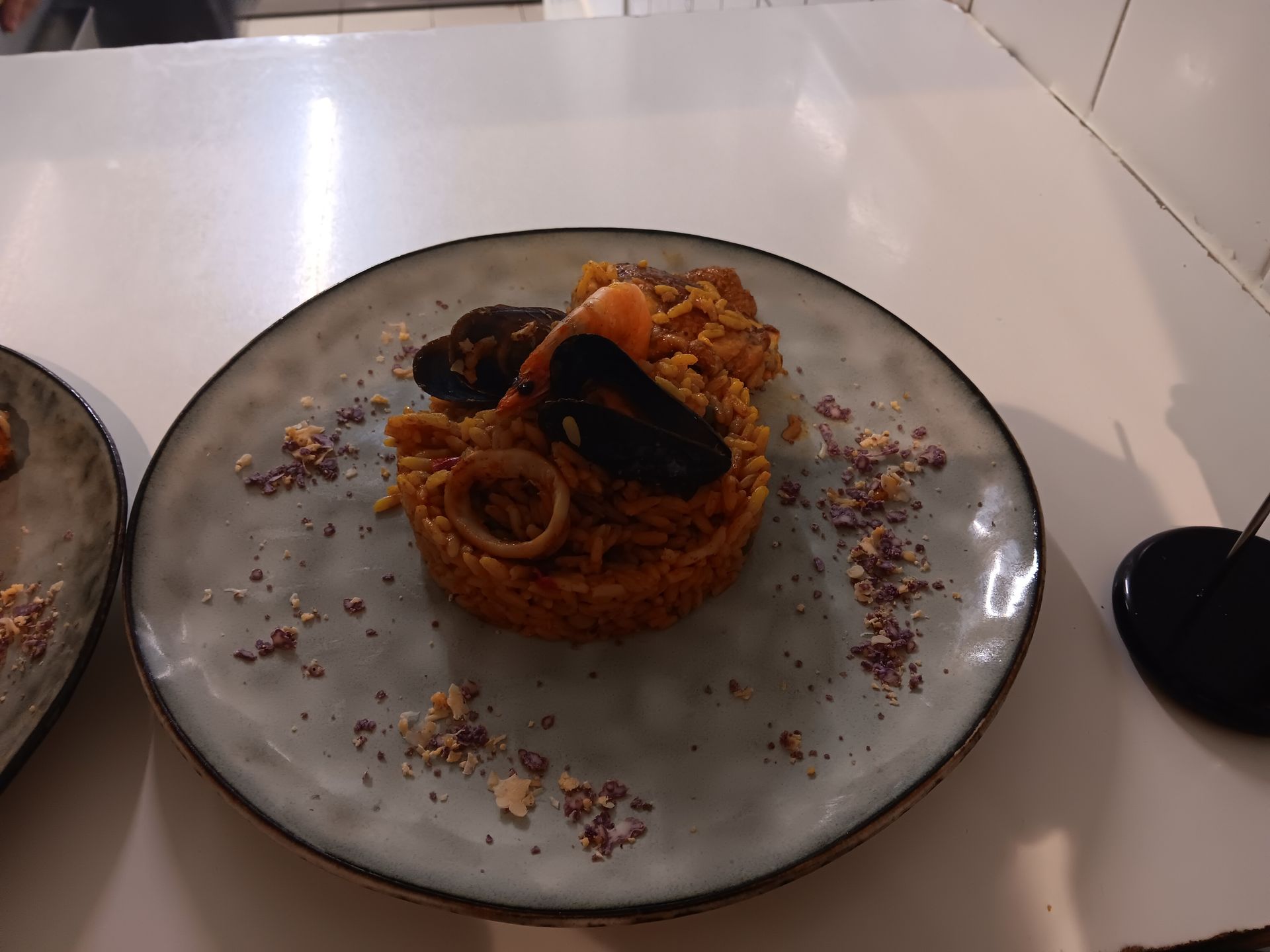 Une assiette de paella