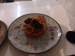 Une assiette de paella