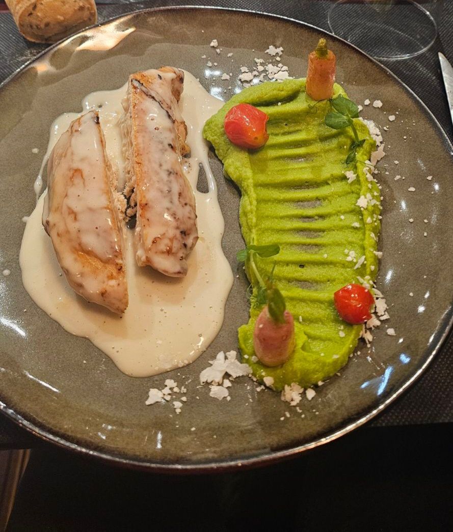 Un plat de poisson en sauce