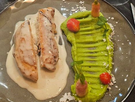 Un plat de poisson avec de la purée