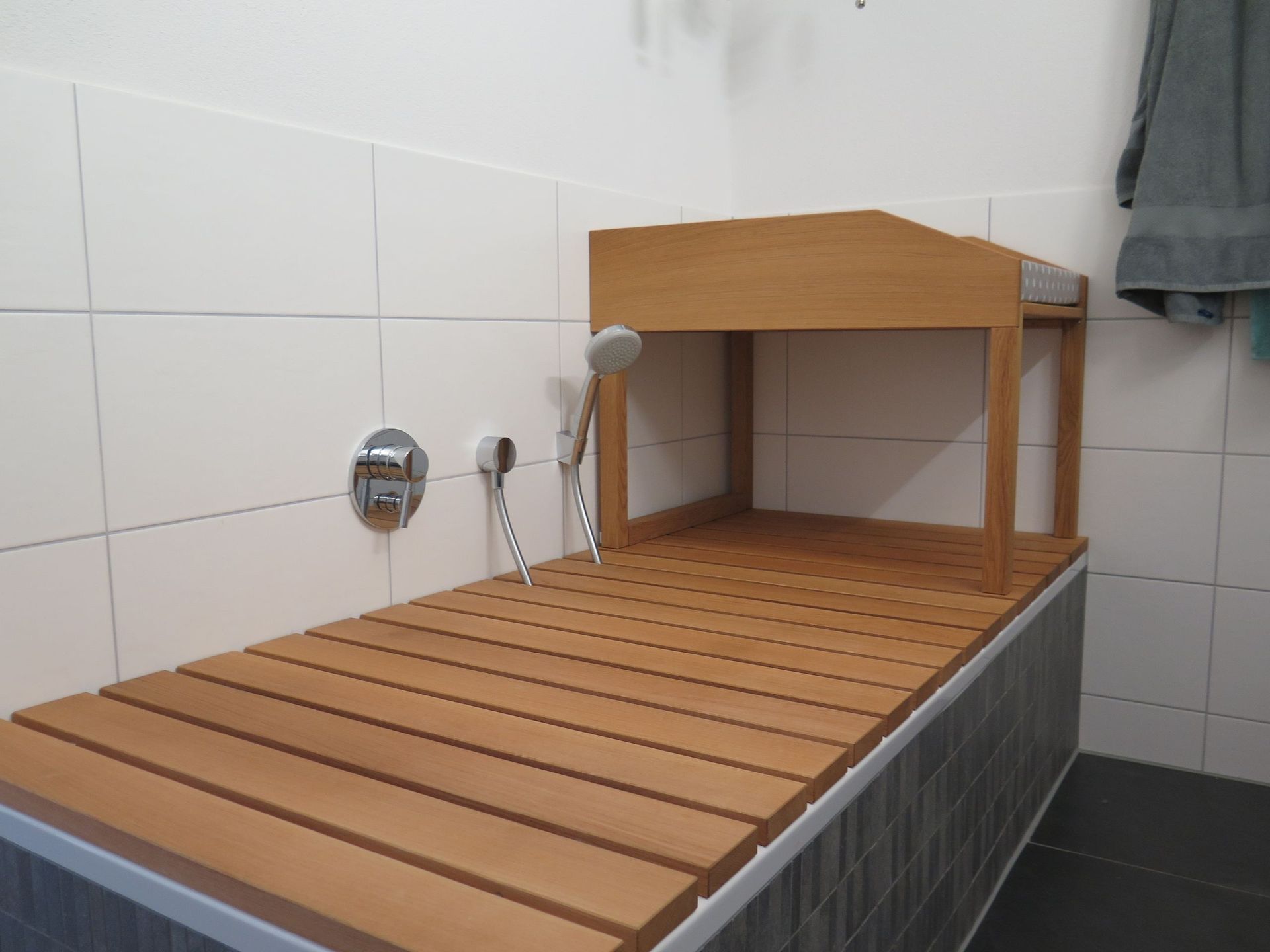 Wickeltisch auf Badewanne - Schreinerei H. Imboden