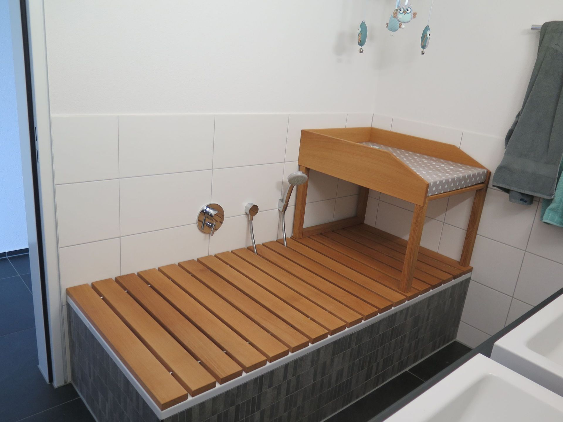 Wickeltisch auf Badewanne - Schreinerei H. Imboden