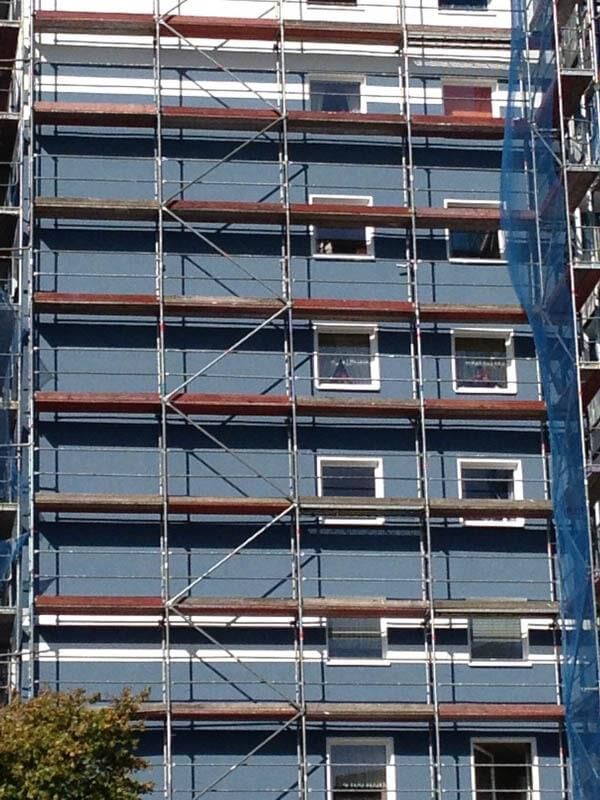 Ein blaues Gebäude mit Gerüst an der Seite