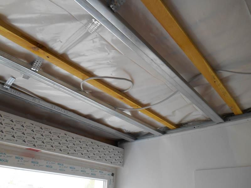 Eine Decke, an der ein paar Drähte hängen