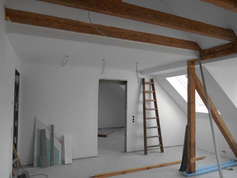 Ein leerer Raum mit einer Leiter in der Mitte