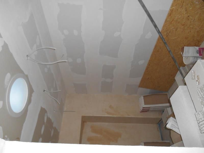 Eine weiße Decke mit einem runden Fenster in der Mitte