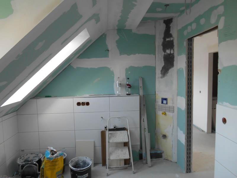 Ein Badezimmer im Bau mit einer Leiter und Eimern