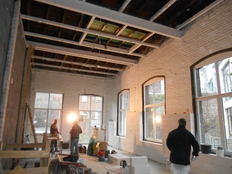 Ein Mann steht in einem Raum mit vielen Fenstern