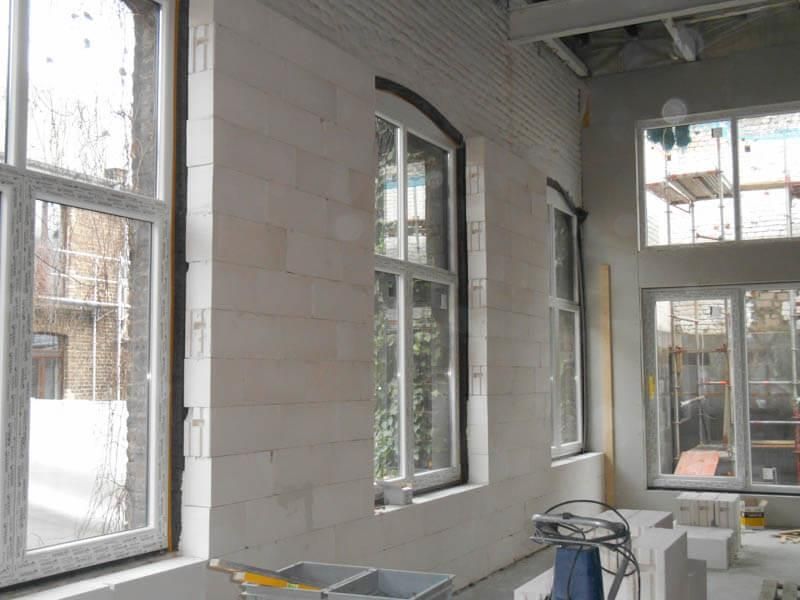 Ein im Bau befindliches Gebäude mit vielen Fenstern