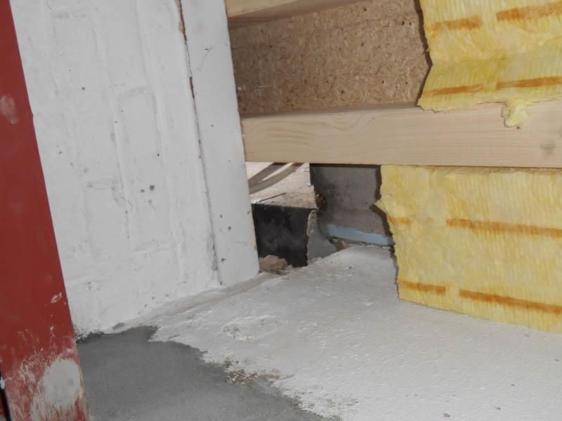 Ein Stück gelbe Isolierung liegt auf dem Boden